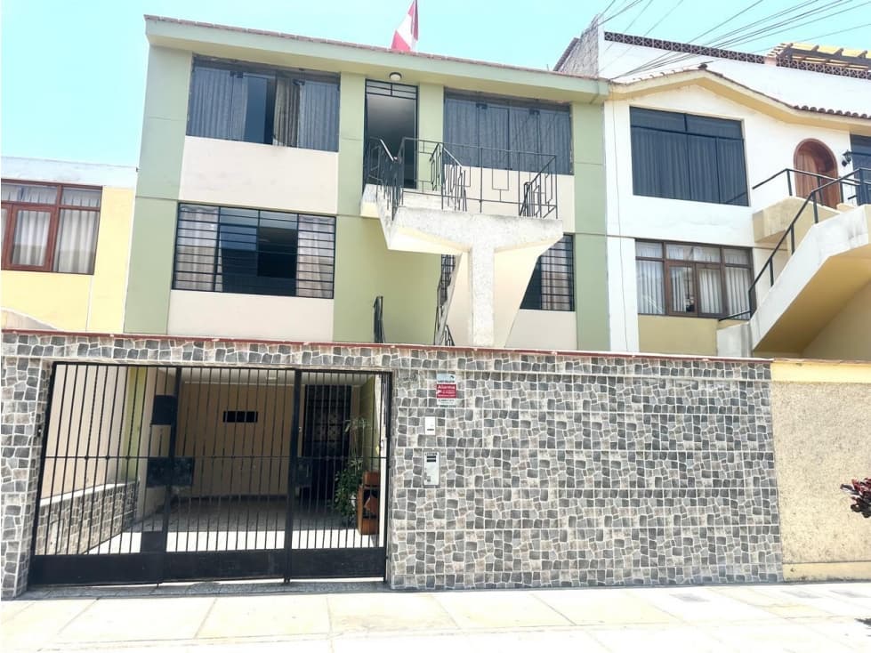 SE VENDE CASA DE TRES PISOS CON DPTO EN TERCER PISO EN CERCADO DE LIMA - 1