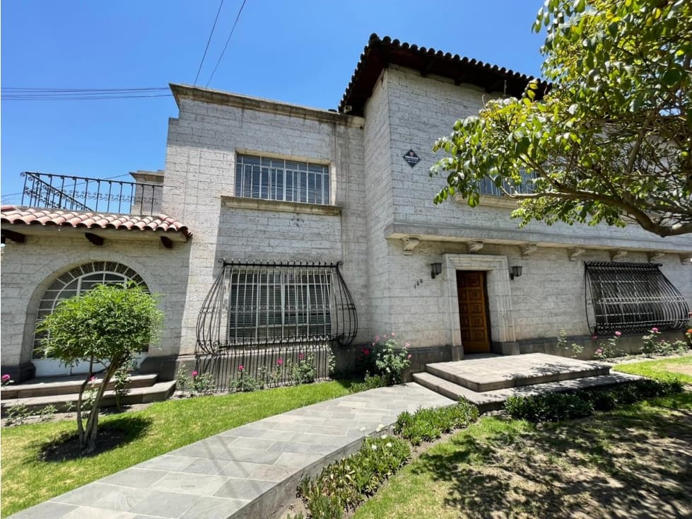 VENTA DE CASA UBICADA ESTRATEGICAMENTE EN EL CENTRO DE AREQUIPA - 1