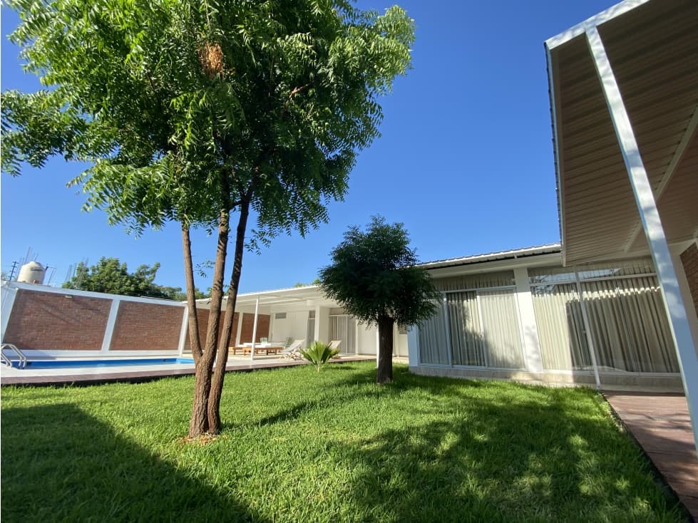 EN VENTA CASA CON PISCINA EN EJIDOS - 1