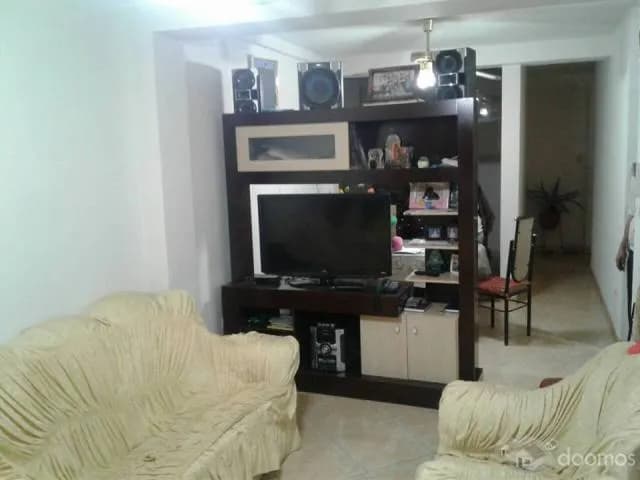 VENDO HERMOSA CASA DE 3 PISOS, ZONA TRANQUILA PARA VIVIR - 2