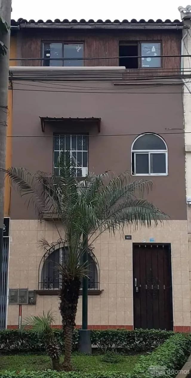 Casa en zona comercial - 1
