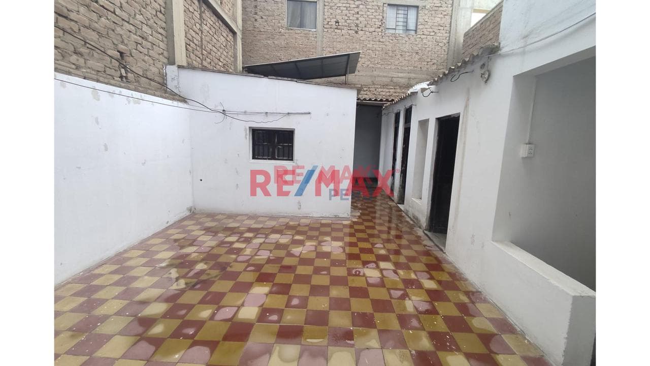 GRAN OPORTUNIDAD SE VENDE AMPLIO LOCAL COMERCIAL EN 3ER. PISO - 2