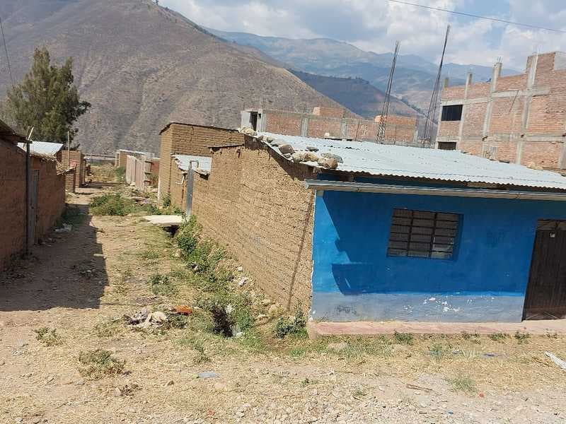 VENDO TERRENO CON CASA RUSTICA DE 160 M2 Av. CENTENARIO - 2