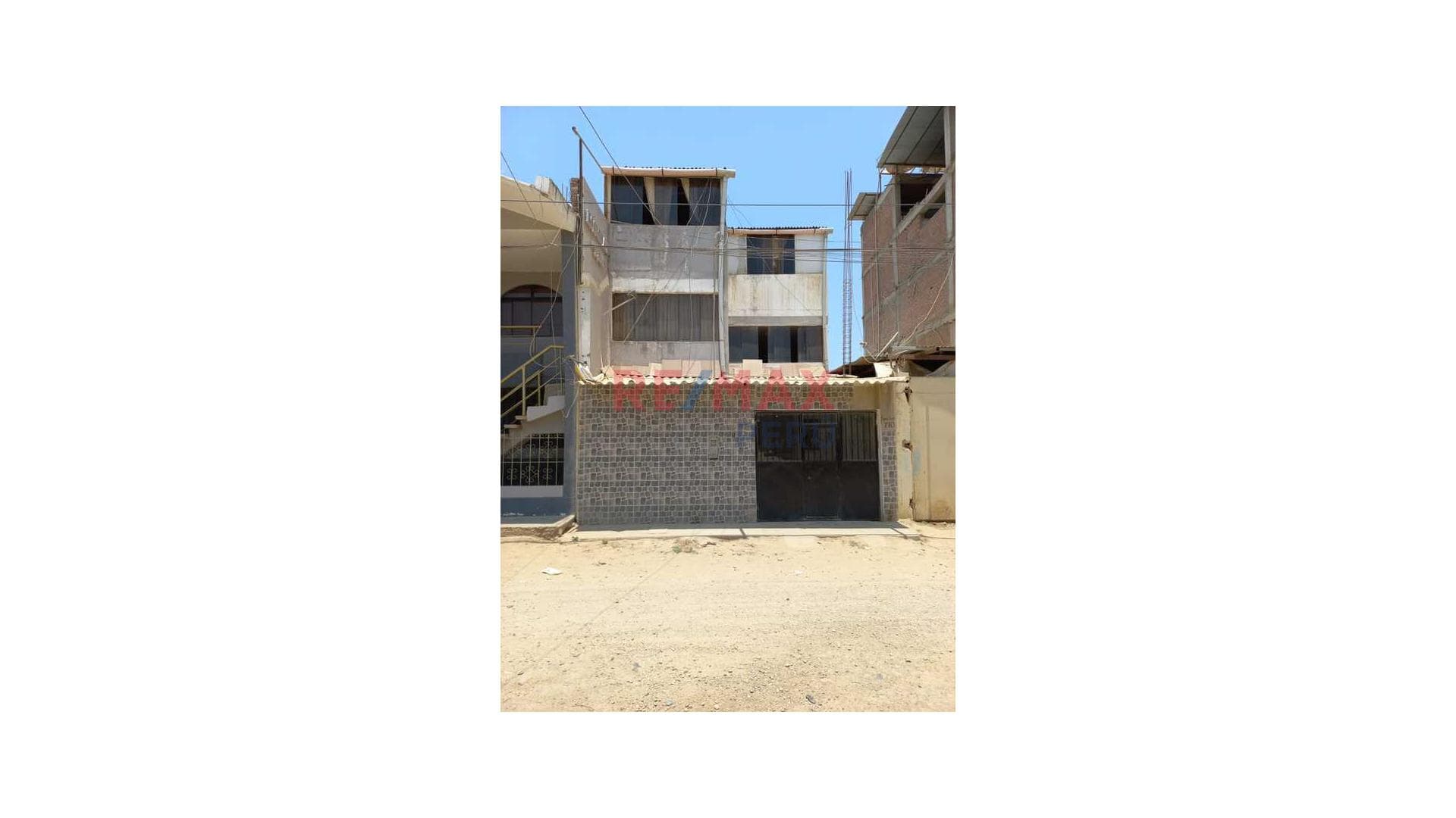 CASA DE 3 PISOS UBICADA EN ZONA COMERCIAL DE OLMOS, - 1