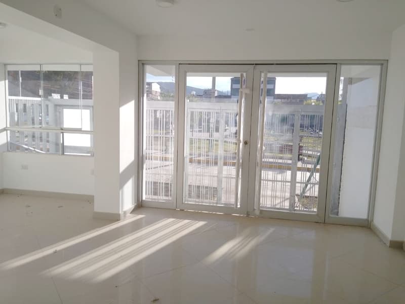 Alquilo Local comercial muy bien ubicado (frente a parque) - 1