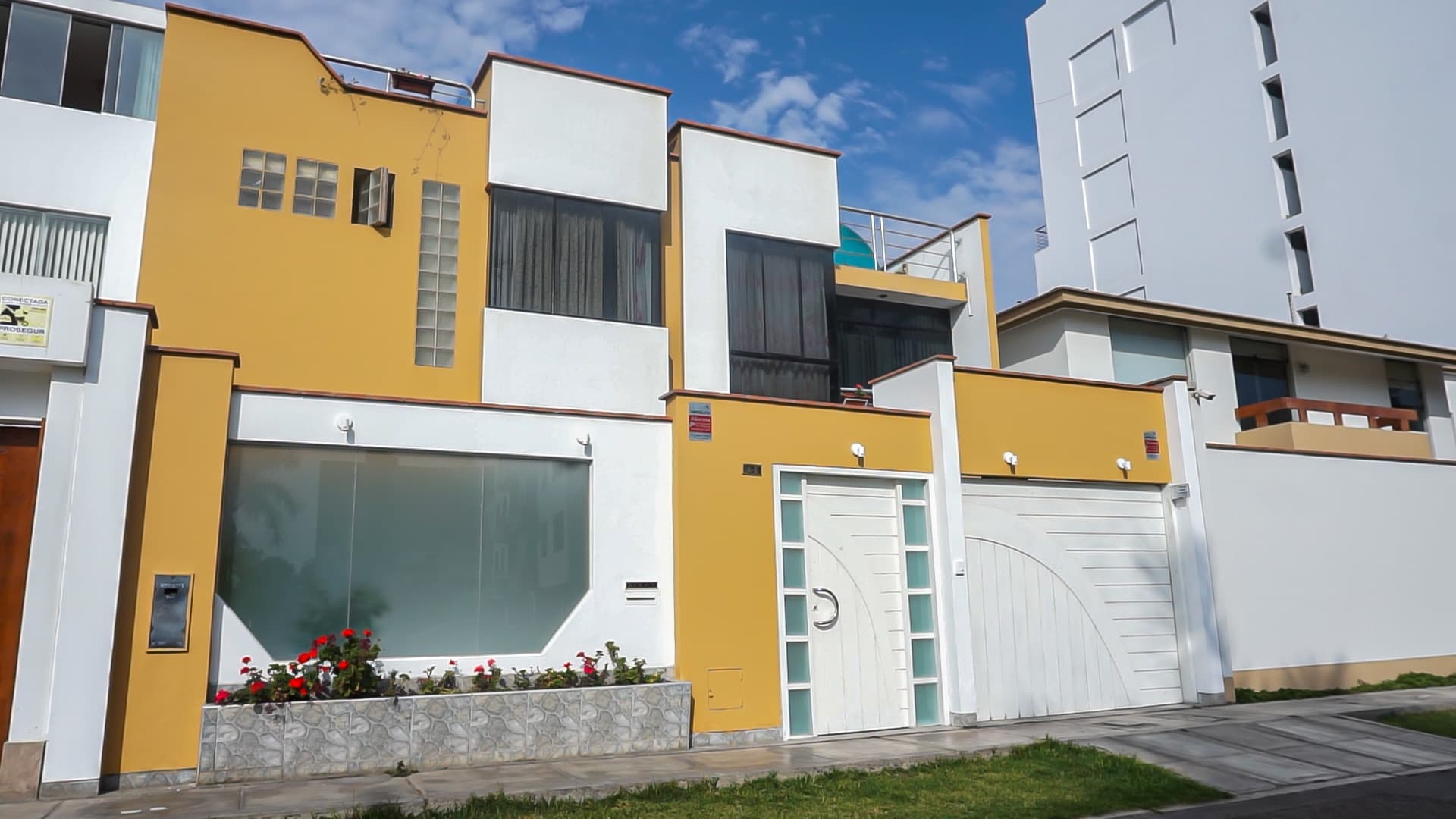 ESPECTACULAR CASA EN VENTA DE 3 PISOS EN LA URB. - 1