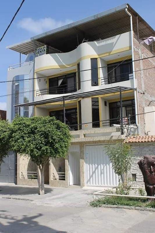 Espectacular casa en venta de tres pisos - 1