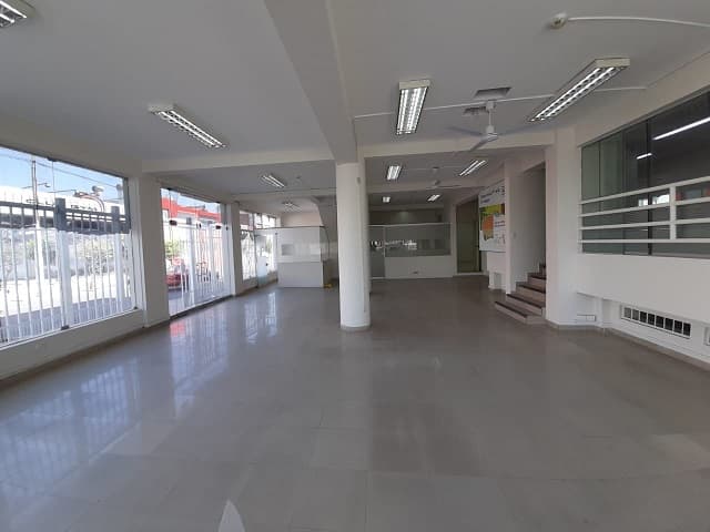 ALQUILO LOCAL COMERCIAL EXCELENTE UBICACIÓN EN ESQUINA DE AVENIDAS PRINCIPALES - 1