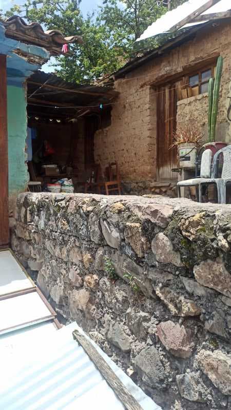 CASA EN VENTA A PRECIO DE TERRENO - 1