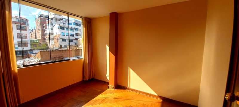 Se Alquila departamento de 120m2 en 3er piso en barrio - 1