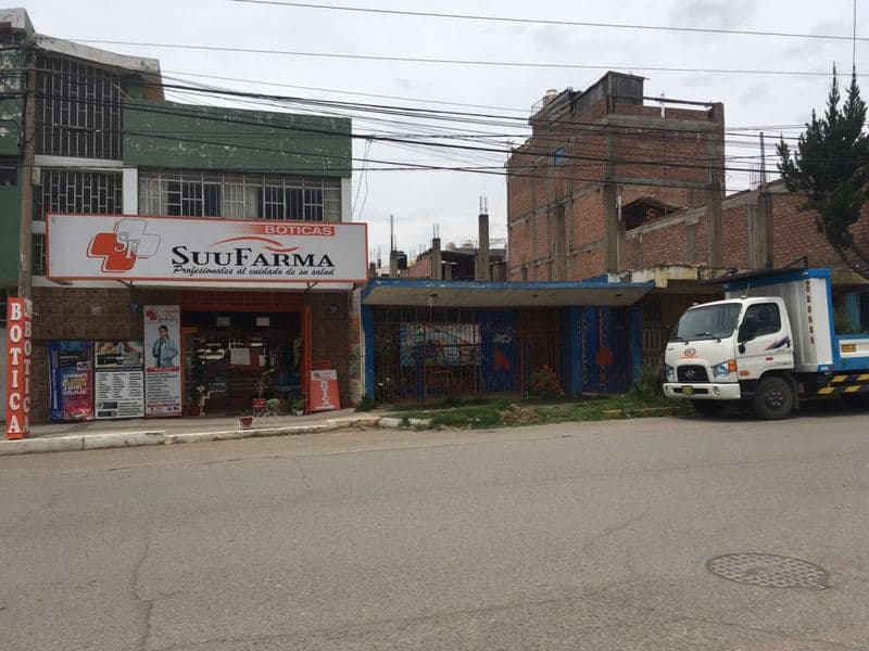 VENDE CASA COMO TERRENO EN AVENIDA - 1