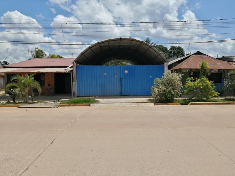 SE VENDE LOCAL COMERCIAL A 4 CUADRAS DE LA PLAZA - 2