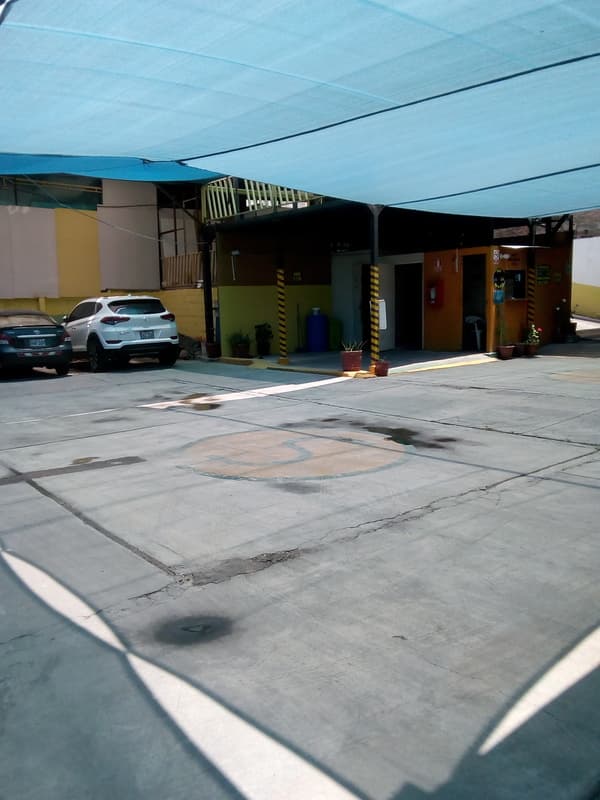 SE VENDE AMPLIO LOCAL ALTAMENTE COMERCIAL CENTRO DE LA CIUDAD - 1