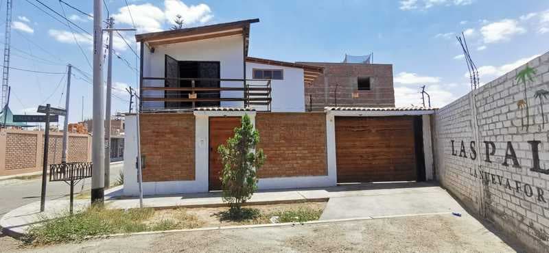 Amplia Casa de 210.50 m2 En Urb. Las Palmeras - 1