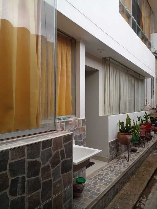 Edificio de 5 pisos, licencia para 4 pisos , no - 1