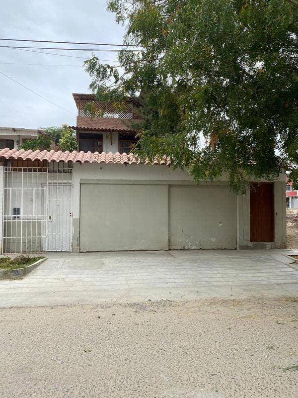 SE VENDE AMPLIA CASA EN URB. LOS GERANIOS - 1