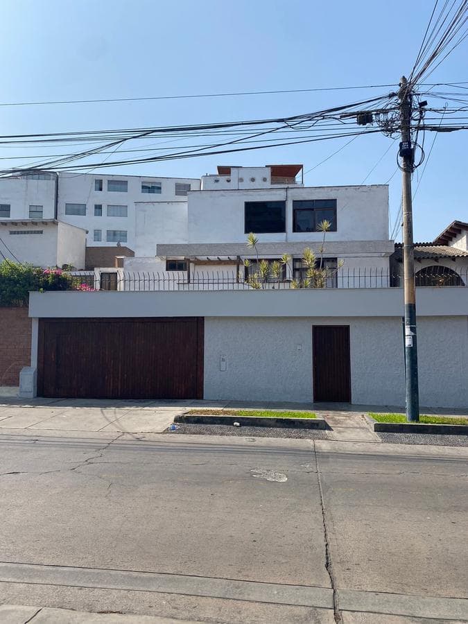 PRECIAZO CASA 425 M2 COMO TERRENO, MEJOR ZONA DE SURCO - 1