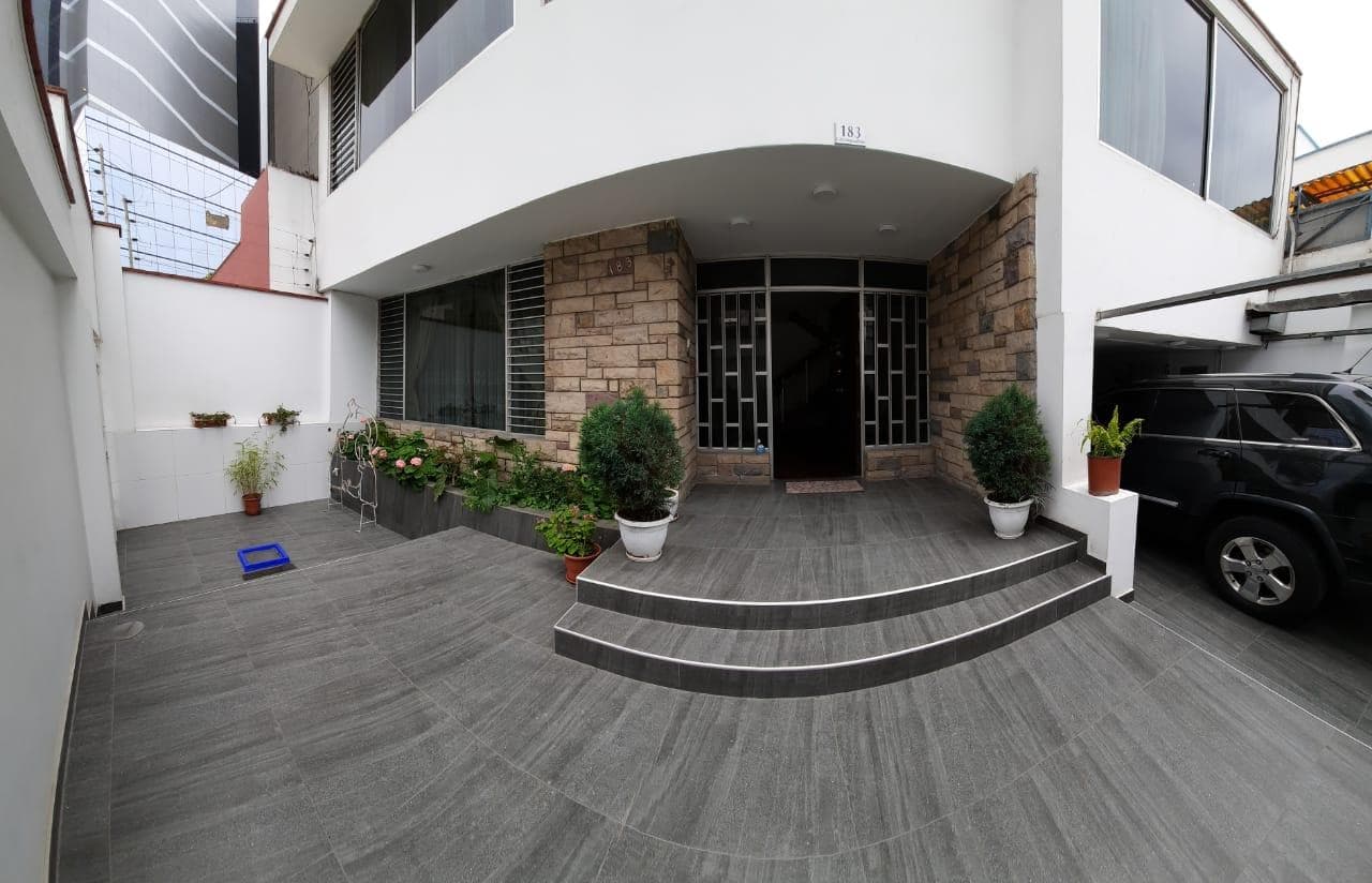 ALQUILER DE HERMOSA Y AMPLIA CASA PARA VIVIENDA U OFICINAS EN SAN ISIDRO - 1