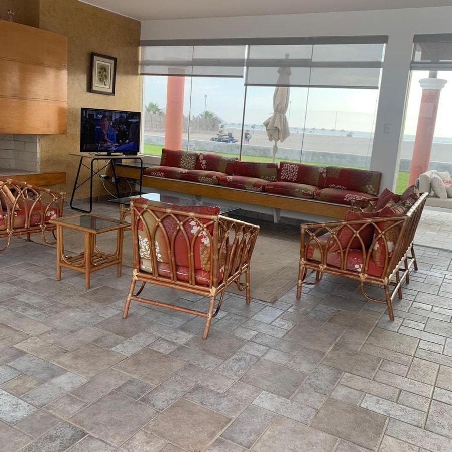 Vendo Hermosa Casa de Playa Frente a Mar en Playa Las Lagunas de Puerto Viejo - 1