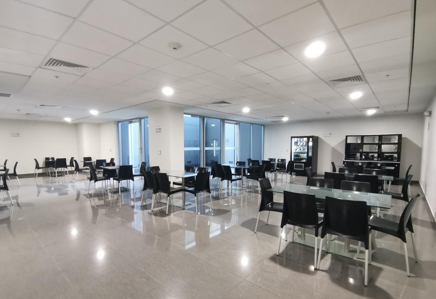 Oficinas Semimplementadas 347 m2 en alquiler - Parque Abtao - San Isidro - 1