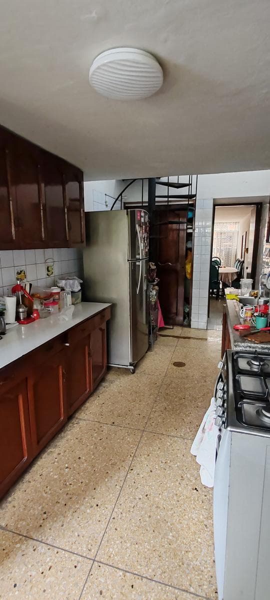 SE VENDE CASA DE TRES PISOS EN LOS OLIVOS EXCELENTE UBICACION - 1