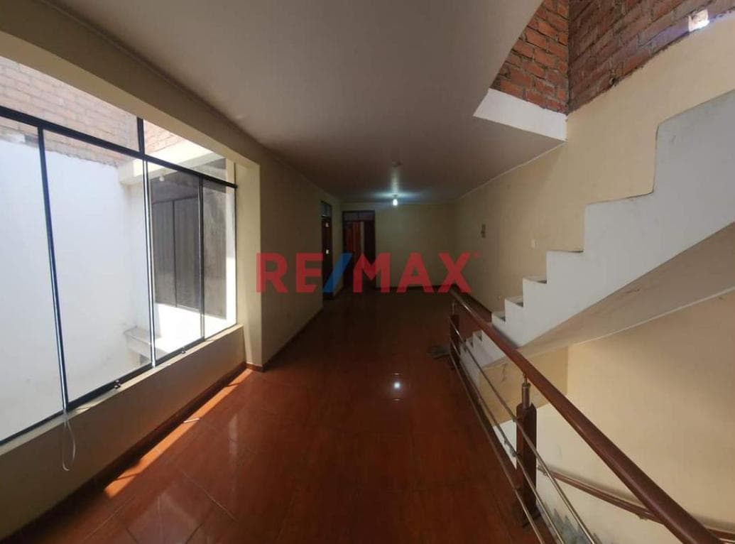 Esta casa amplia esta lista para que te mudes con tu familia - 1