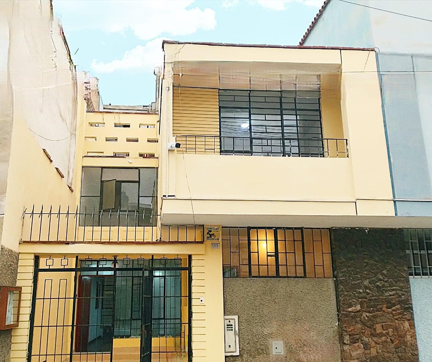 Se Vende Casa De 3 Pisos Cerca A San Isidro Cerca A Parque - 1