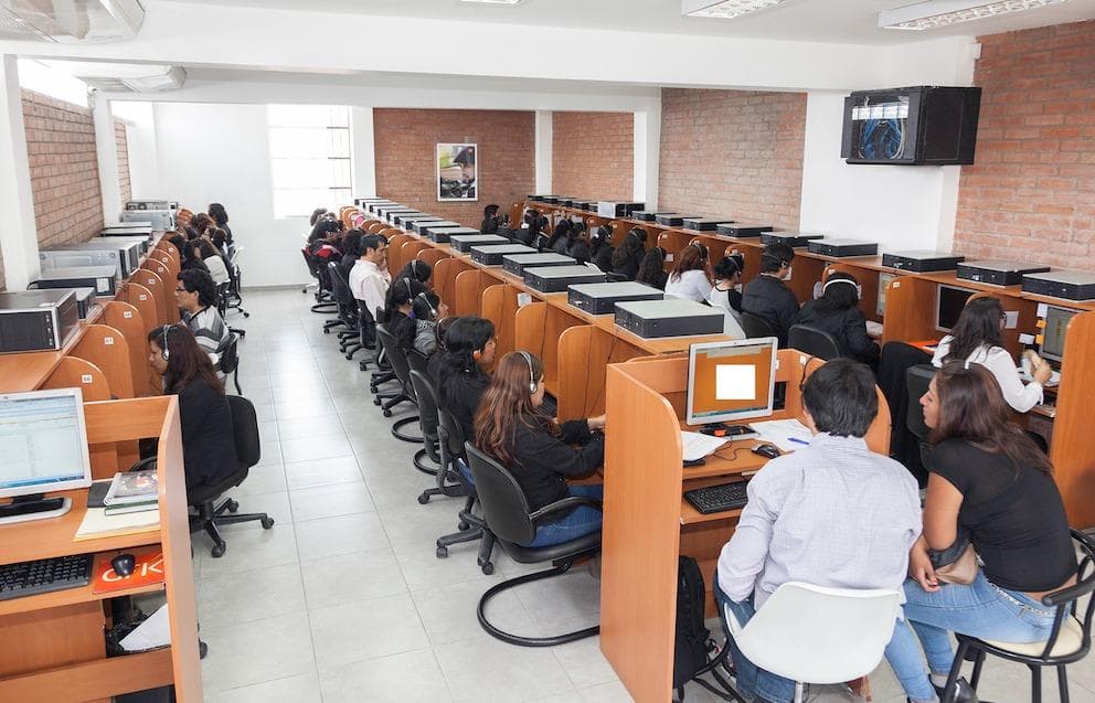 SE ALQUILA PEQUEÑO EDIFICIO PARA CALL CENTER y OFICINA - 1