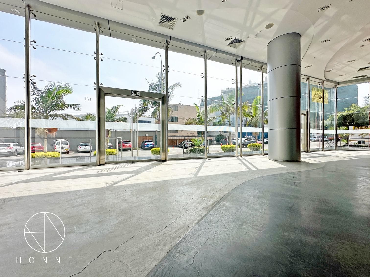 Local en Primer piso con puerta a avenida - 1