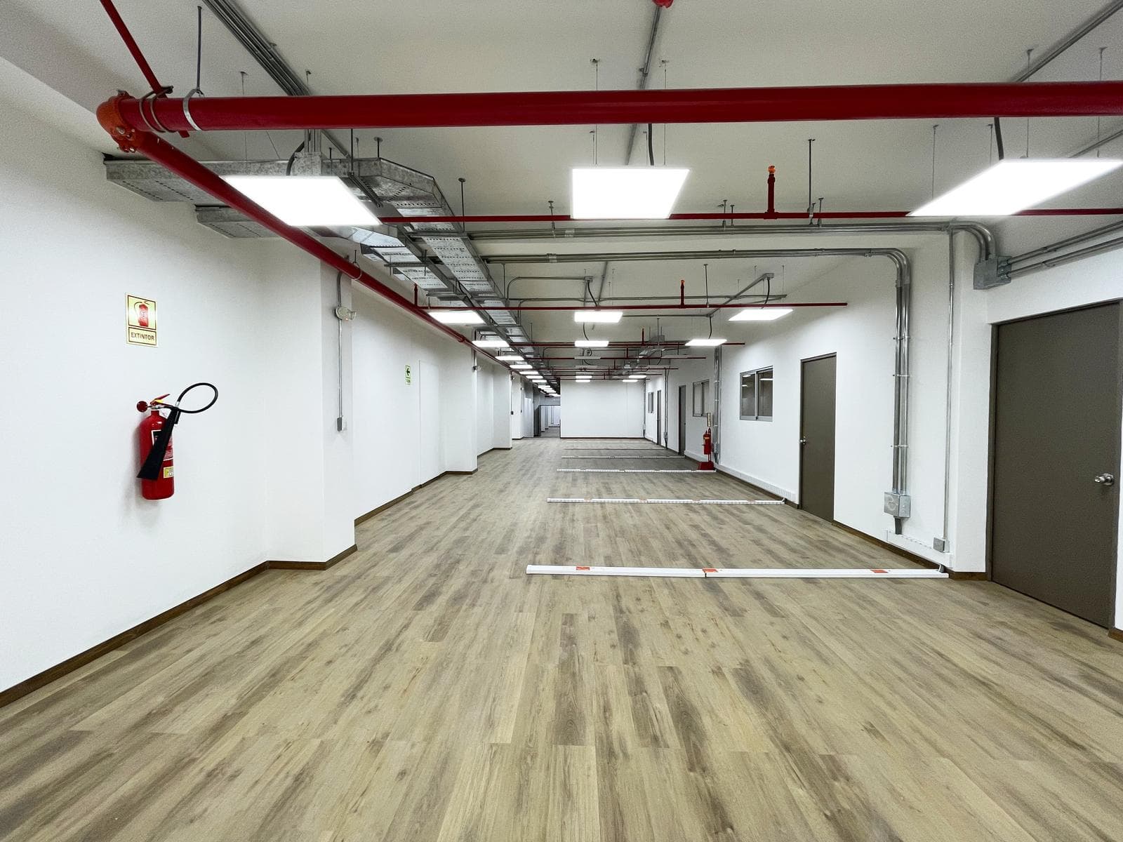 Alquiler de Local Comercial en 4er Piso de Edificio Corporativo – Breña - 1