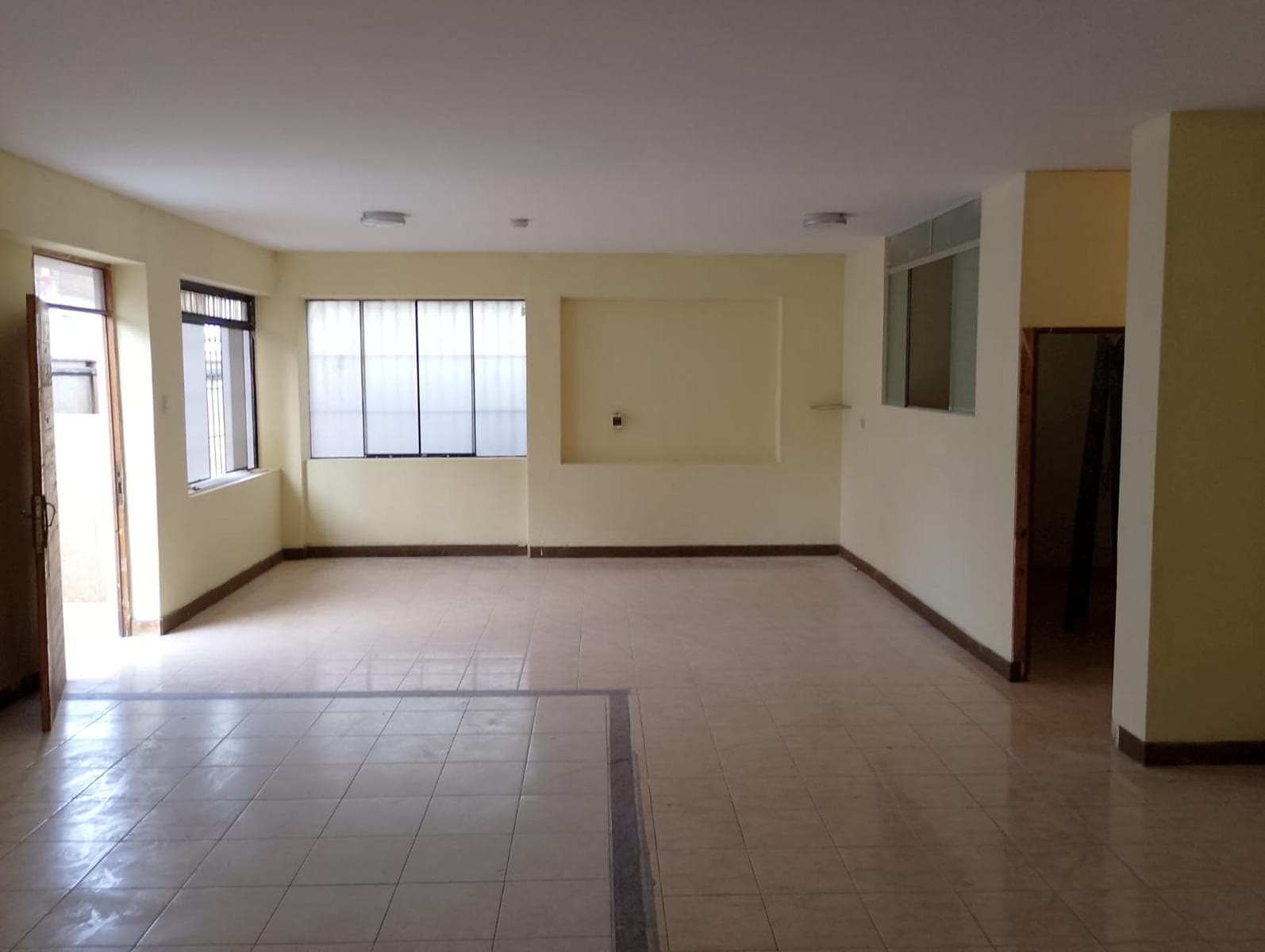 Alquilo 1er piso ideal para Oficina a una cuadra del mercado de Villa Jardín - 1