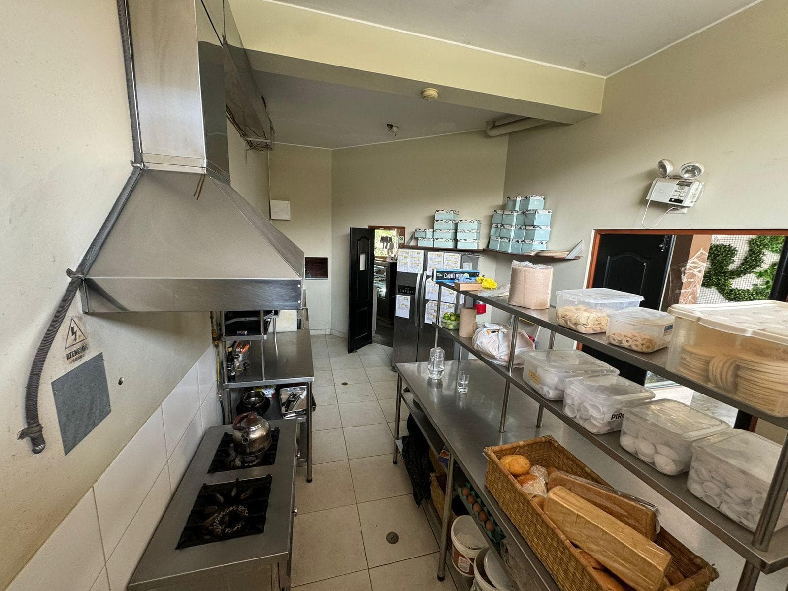 ALQUILER DE EXCELENTE LOCAL DE 130 M2 PARA REST/CAFETERIA CON EXTRACTOR Y EN AVENIDA - 2