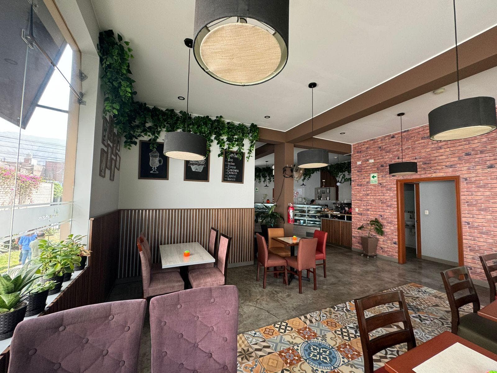 ALQUILER DE EXCELENTE LOCAL DE 130 M2 PARA REST/CAFETERIA CON EXTRACTOR Y EN AVENIDA - 1