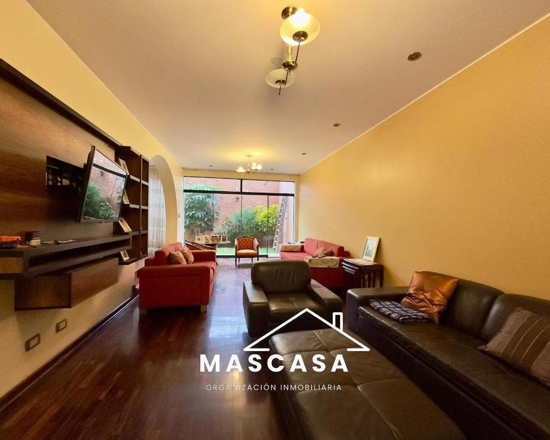 ** VENDO CASA EN SURCO LISTA PARA MUDARSE 4 COCHERAS !! - 1