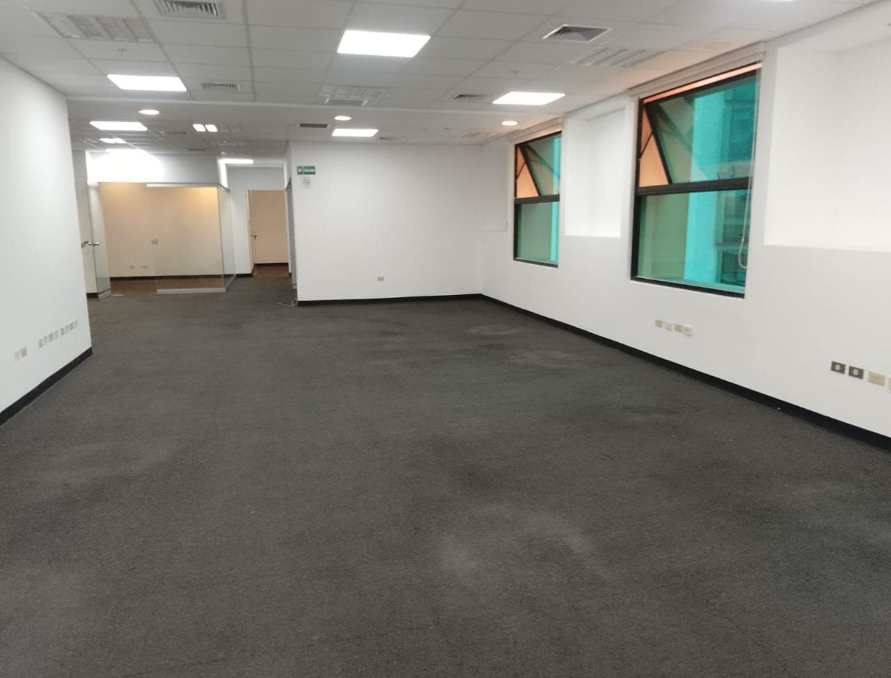 Oficina implementada en Alquiler - Ubicado en el Centro Empresarial de San Isidro - 1