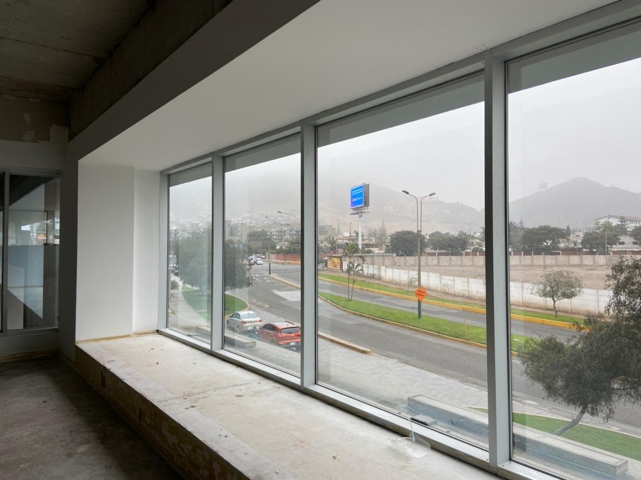 Oficina en Gris en Alquiler - Ubicado en la mejor zona del Centro Empresarial de San Isidro - 1