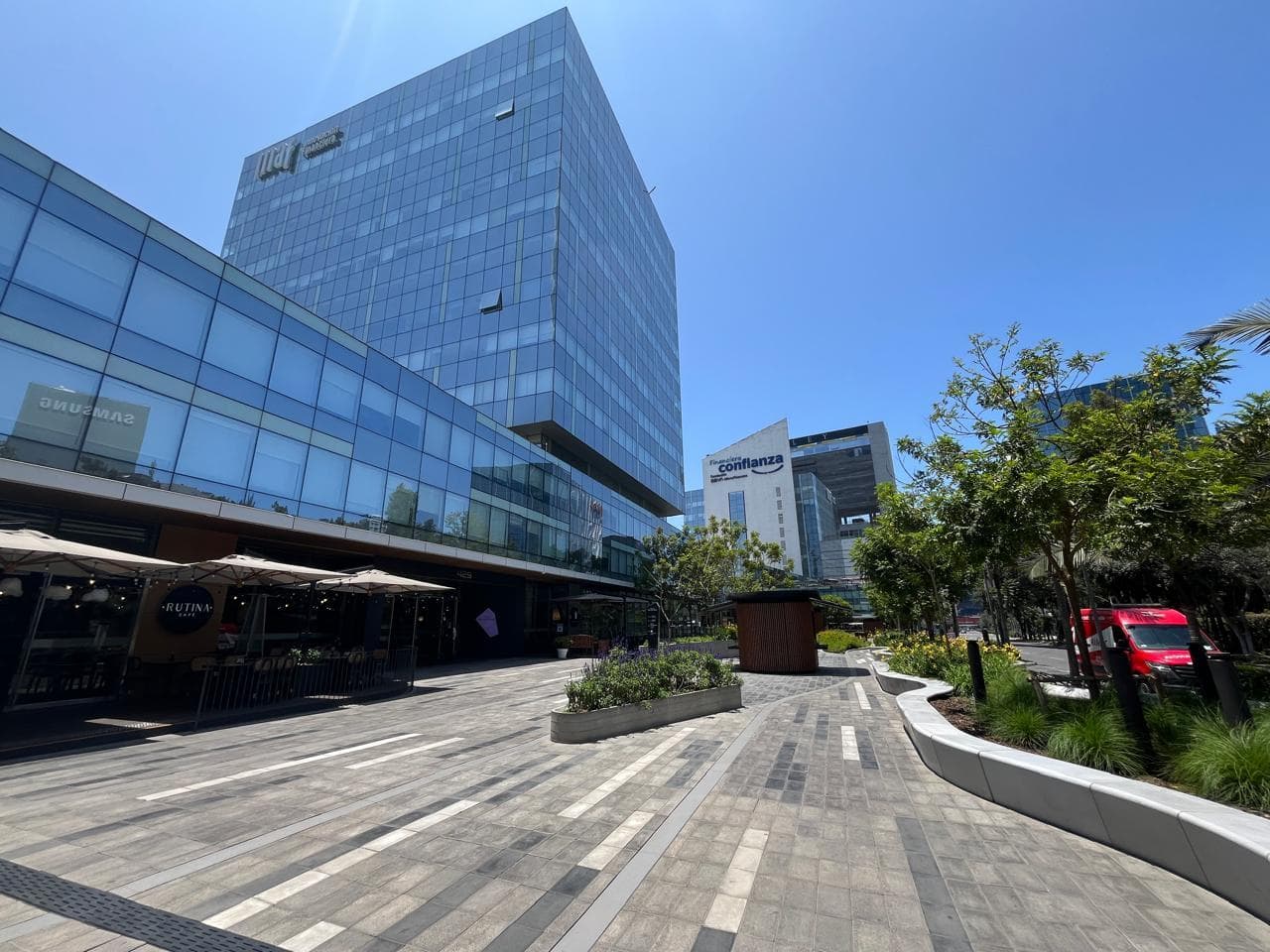 AMPLIA OFICINA DE 220 M2 - EN PLENO CENTRO FINANCIERO - PASEO BEGONIAS - 1