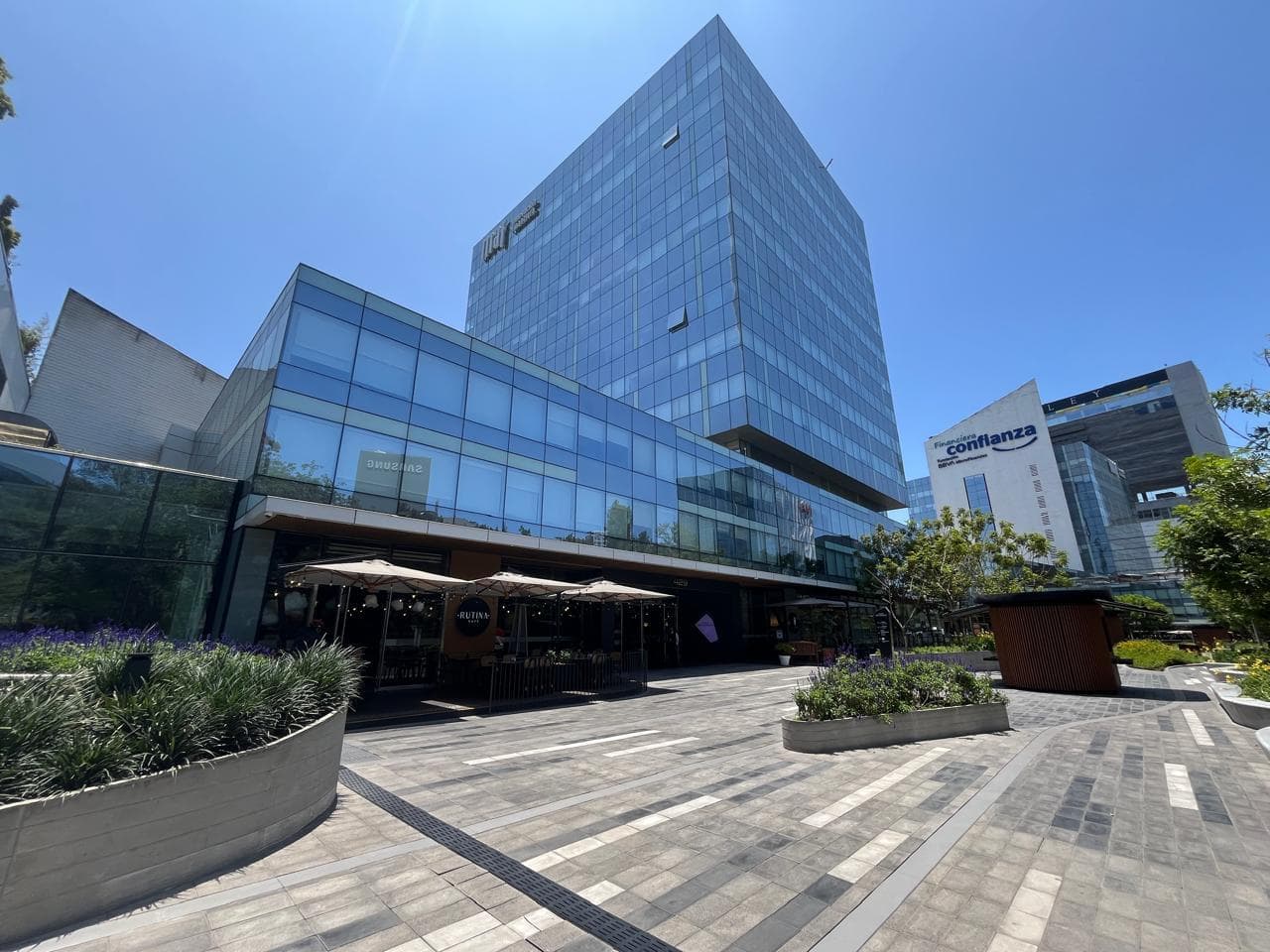 AMPLIA OFICINA DE 220 M2 - EN PLENO CENTRO FINANCIERO - PASEO BEGONIAS - 2