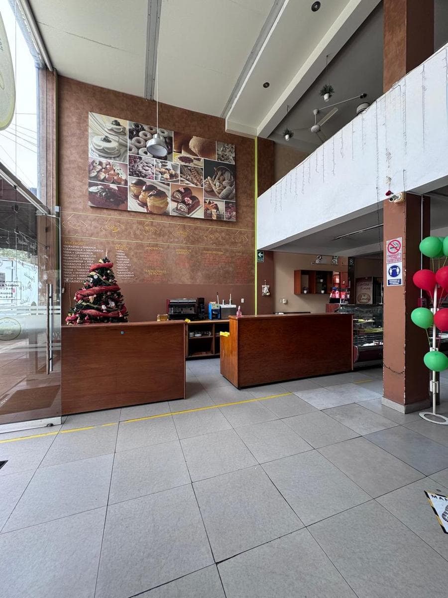 Local en Av. Manuel Villaran - 2