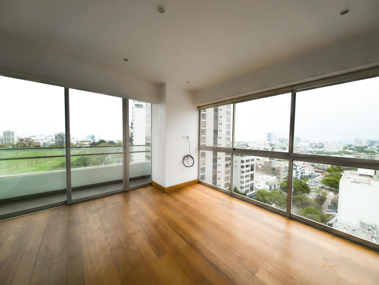 Moderno Dúplex con vista al Golf de San Isidro - ¡Venta incluye 3 estacionamientos! - 1