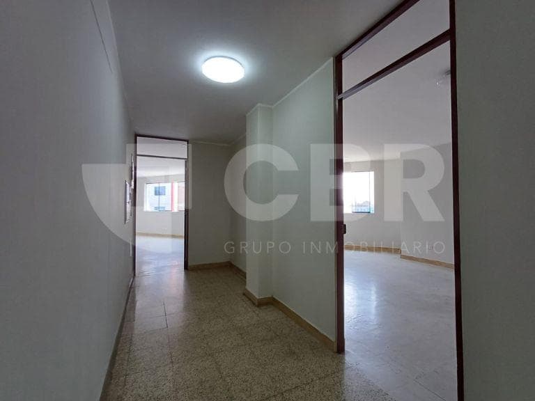 VENTA OFICINA EN CERCADO DE LIMA - 1