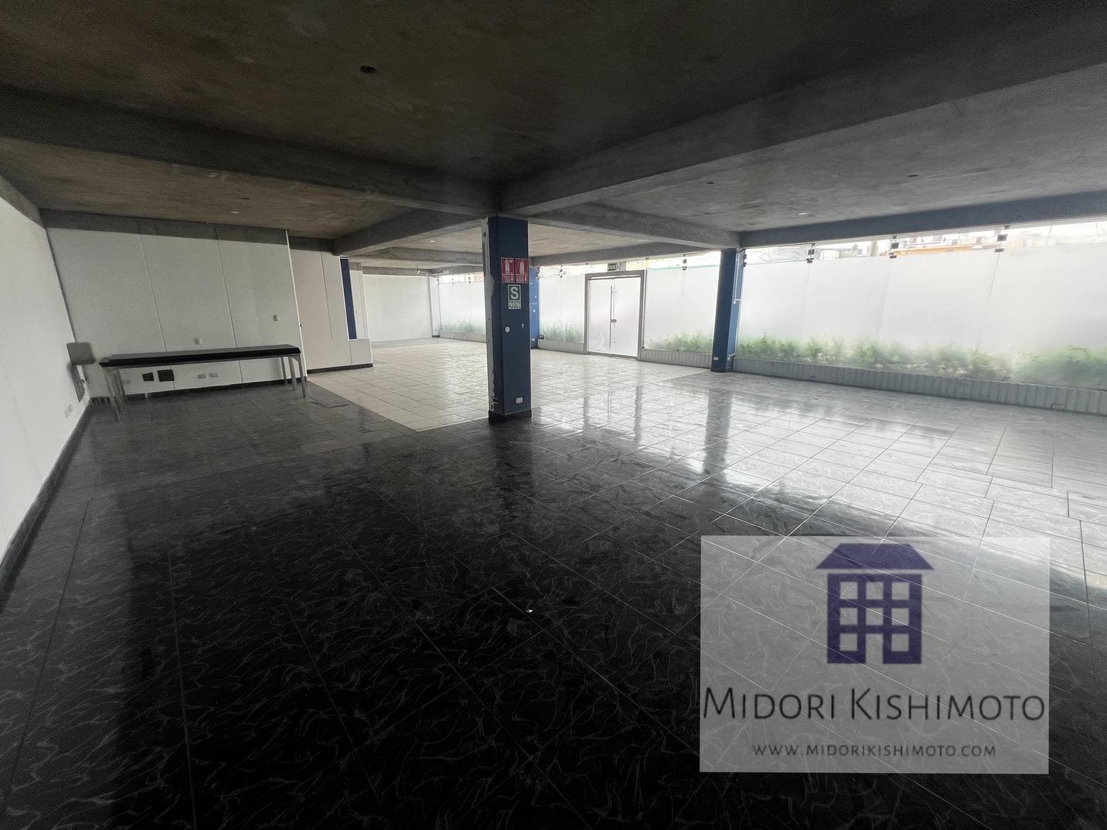 Local en Primer Piso Con puerta a la Calle - 1