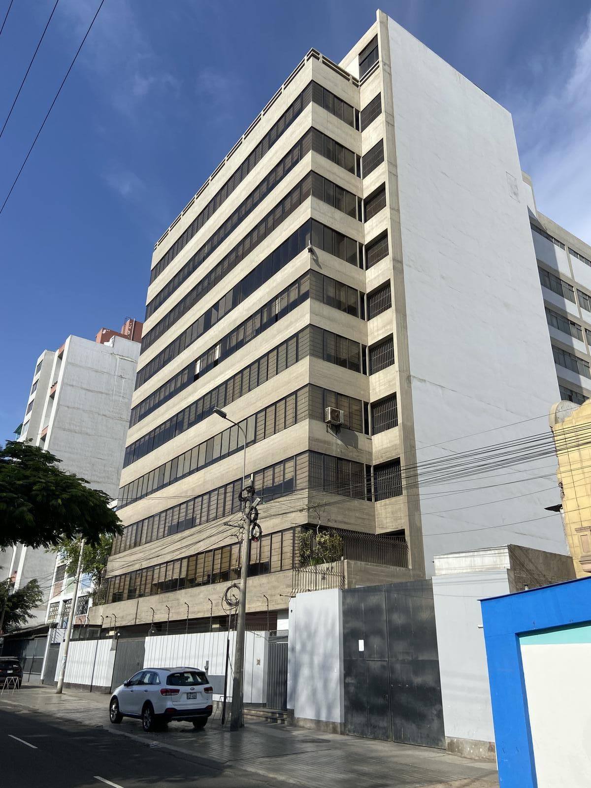 Edificio de Oficinas Frente a Parque Precursores de la Independencia - 1