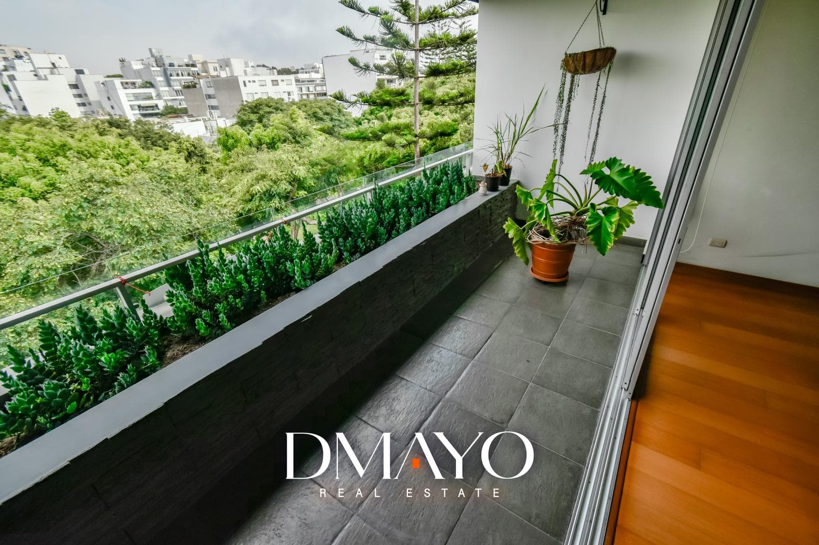 Venta de Duplex con 3 cocheras | Elegancia y confort en San Isidro - 1
