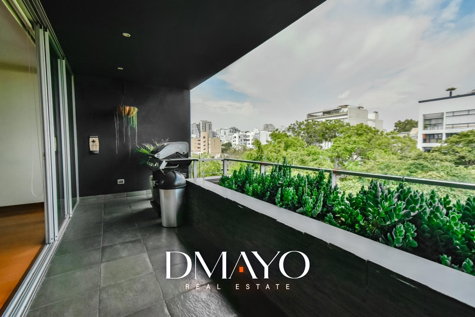 Venta de Duplex con 3 cocheras | Elegancia y confort en San Isidro - 2