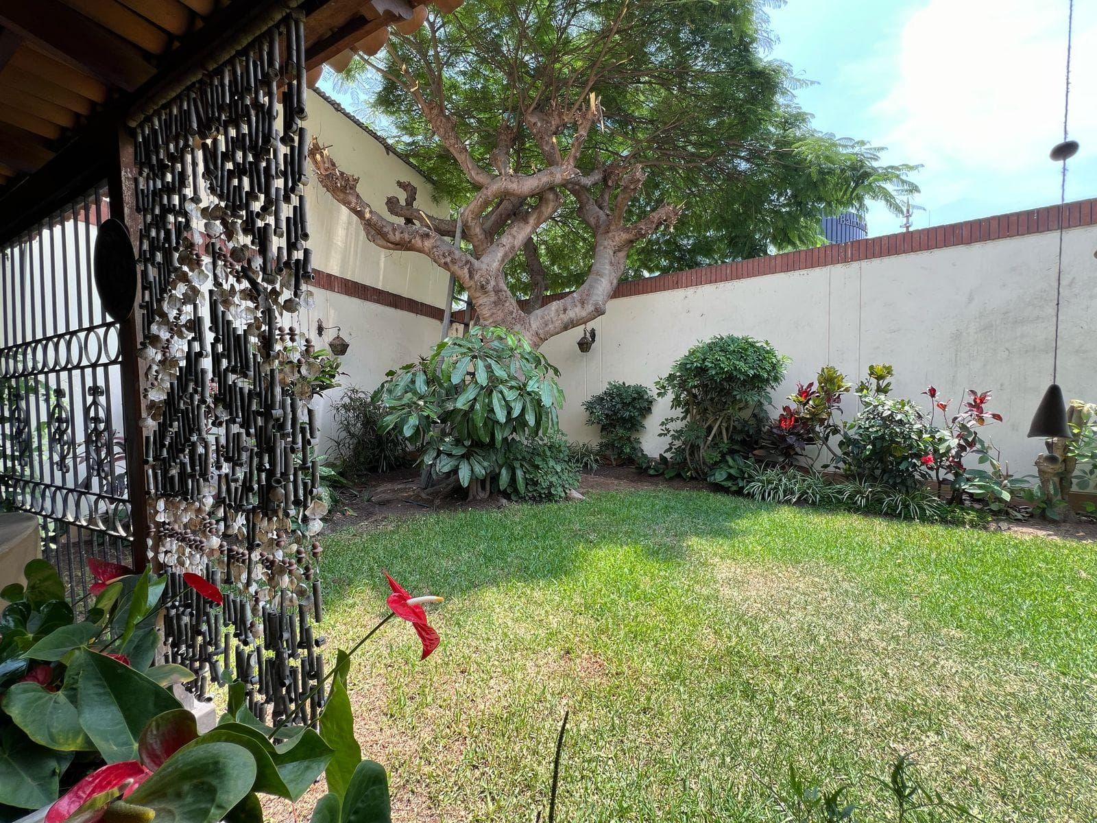 CASA EN VENTA O ALQUILER | TERRAZA CON JARDÍN | 4 ESTACIONAMIENTOS DEPÓSITO - 1