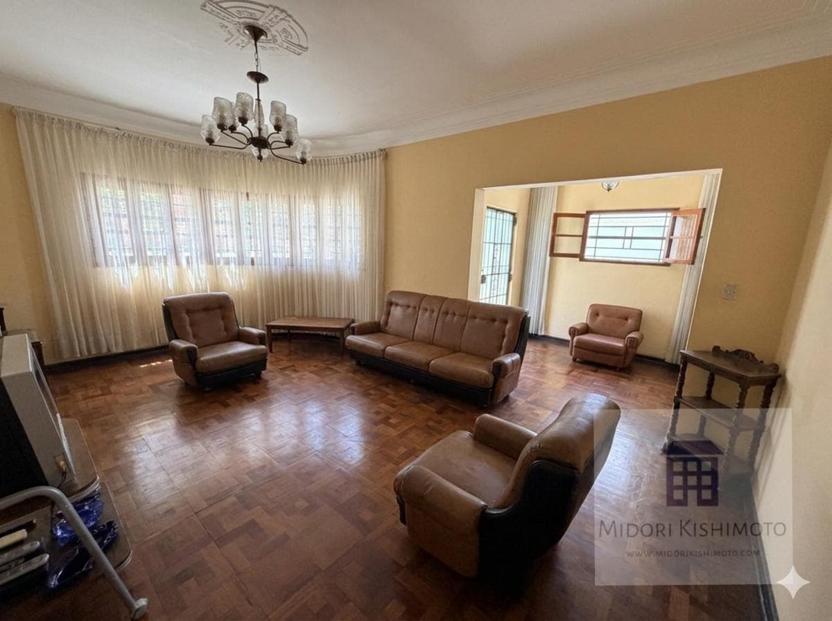 Linda Casa de 3 pisos en Calle Cerrada - 1