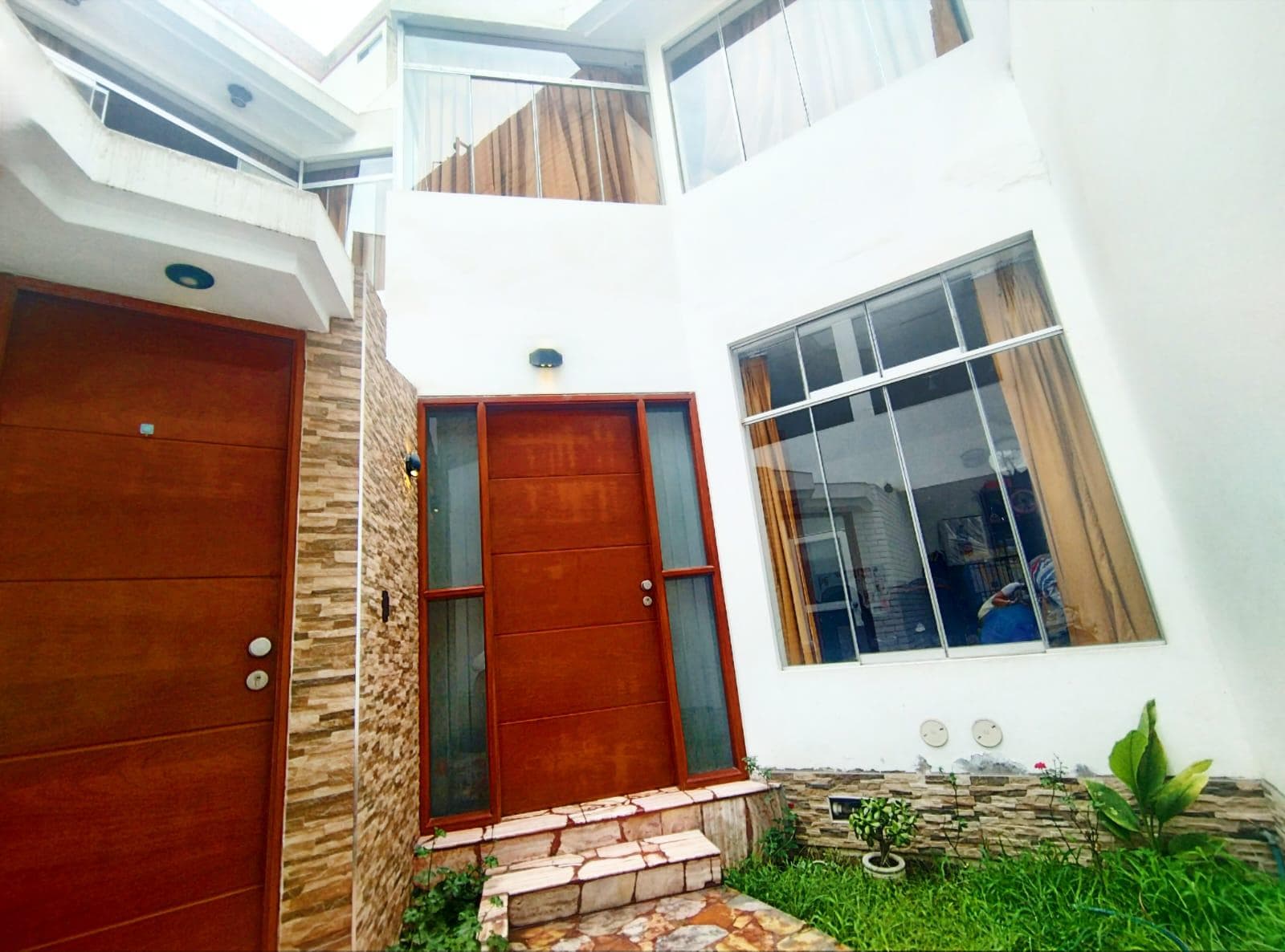 Se Vende Casa en la Molina de 3 pisos Cerca de la Universidad San Martín de Porres - 1