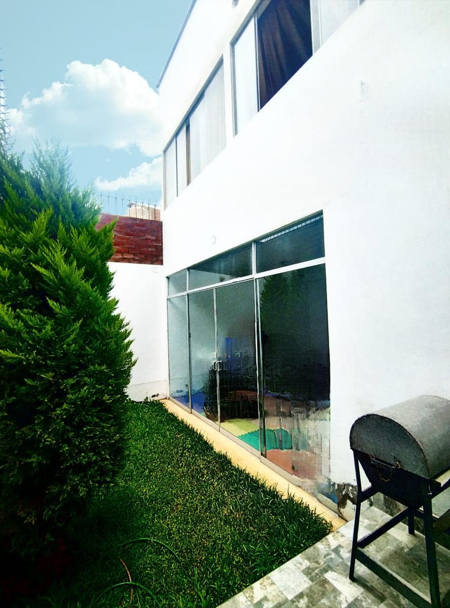 Se Vende Casa en la Molina de 3 pisos Cerca de la Universidad San Martín de Porres - 2