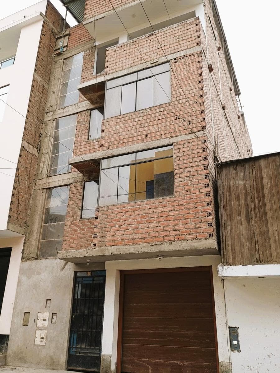 Casa en Venta ideal para inversion en San Juan de Lurigancho - 1